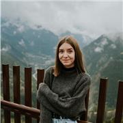 Profesora de primaria apta para todas las edades y niveles.